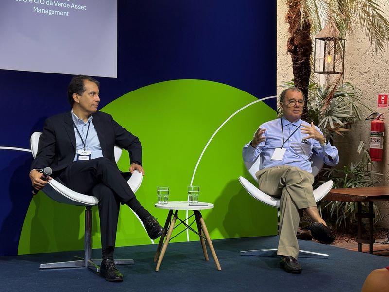 &copy; Reuters. Luis Stuhlberger (direita), presidente do Verde, conversa com o presidente da Icatu Seguros, Luciano Soares, em evento em São Paulo.nPaula Arend Laier/Reuters