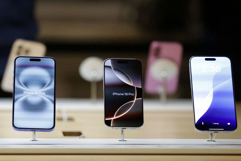 &copy; Reuters. iPhones em loja da Apple em Nova Yorkn16/10/2024nREUTERS/Kent J. Edwards