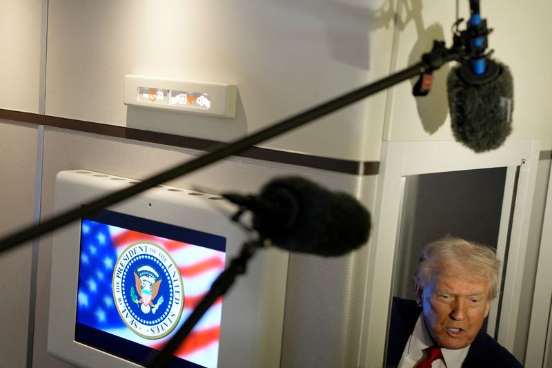 &copy; Reuters. Il presidente degli Stati Uniti Donald Trump parla con i giornalisti a bordo dell'Air Force One in viaggio verso Miami, Florida, Stati Uniti, 3 aprile 2025. REUTERS/Kent Nishimura/File Photo