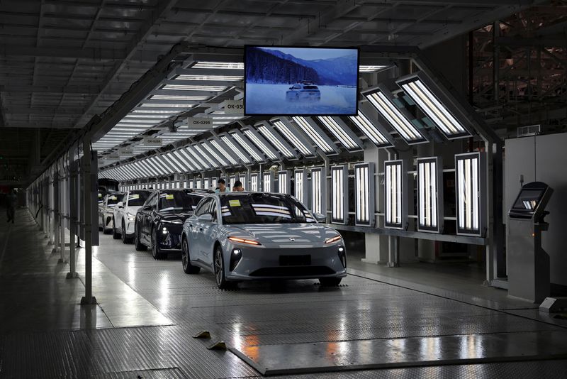 &copy; Reuters. FILE PHOTO: Employees work on the production line at a factory of Chinese electric vehicle (EV) maker Nio in Hefei, Anhui province, China April 2, 2025. REUTERS/Florence Lo/File Photo
