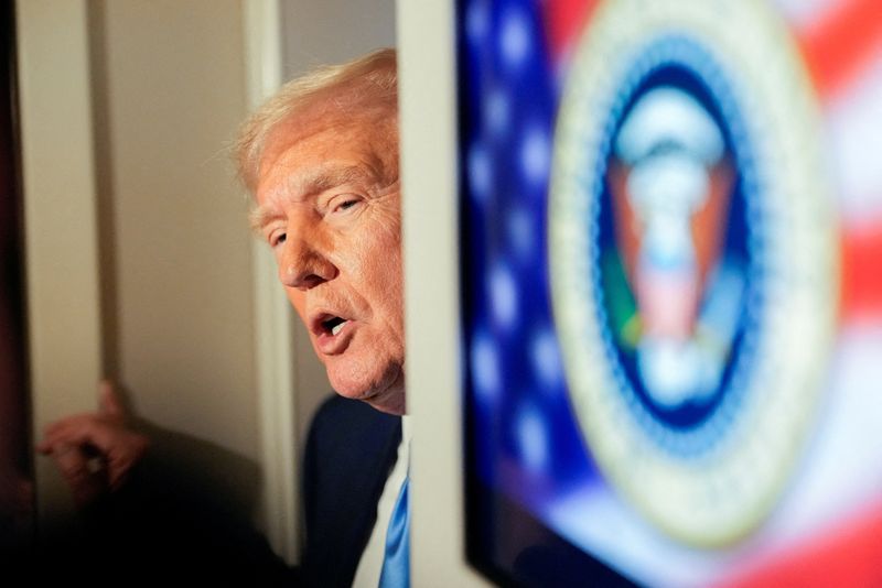 &copy; Reuters. Presidente dos EUA, Donald Trump , fala a repórteres a bordo do Air Force Onen06/04/2025. REUTERS/Kent Nishimura