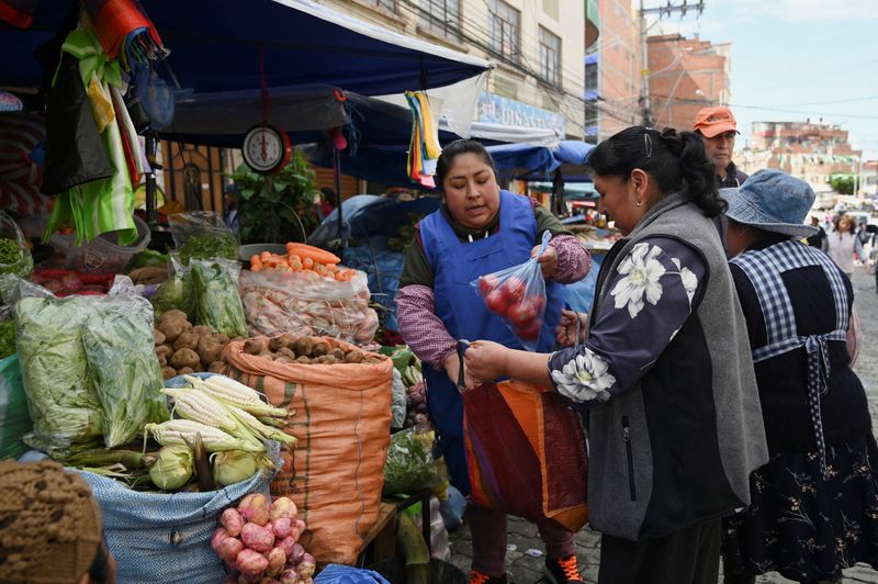 &copy; Reuters. Angelica Zapata compra tomates em um mercado local em La Paz, Bolívian29/03/2025nREUTERS/Claudia Morales