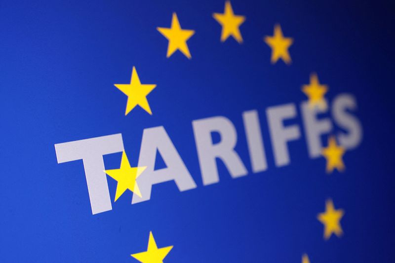 &copy; Reuters. Foto ilustrativa mostra padrão da bandeira da UE e a palavra "tarifas"n07/04/2025nREUTERS/Dado Ruvic