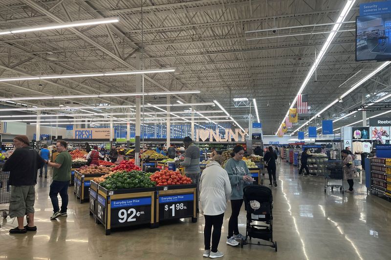 &copy; Reuters. Consumidores fazem compras em loja do Walmart em Secaucus, no Estado norte-americano de Nova Jerseyn03/04/2025 REUTERS/Siddharth Cavale