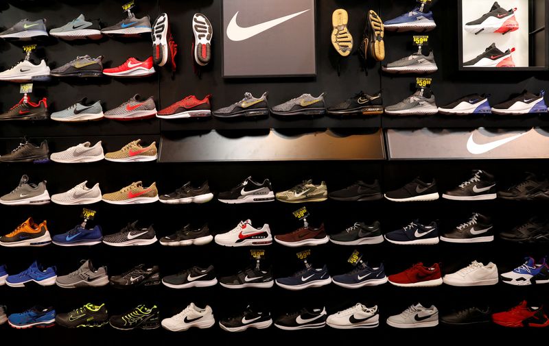 &copy; Reuters. Tênis da Nike são exibidos em loja de artigos esportivos na cidade de Nova York, EUAn14/05/2019nREUTERS/Mike Segar