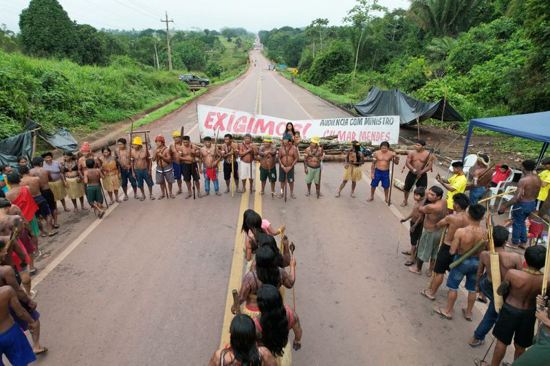 &copy; Reuters. Indígenas Munduruku em protesto na semana passada antes de estrada ser liberadan4/04/2025nDa'uk Frank akay Munduruku/Handout via REUTERS