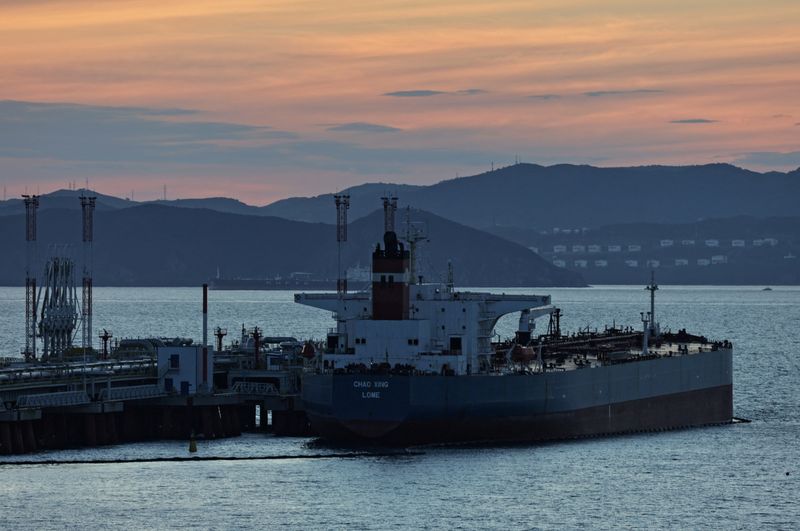 &copy; Reuters. Petroleiro Chao Xing no terminal de petróleo de Kozmino, na costa da Baía de Nakhodka, Rússian12/08/2022nREUTERS/Tatiana Meel