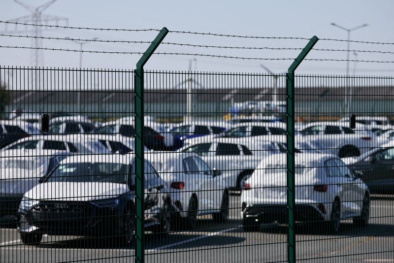 &copy; Reuters. Carros da Volkswagen Group para exportação aos EUA em Emden, Alemanhan02/04/2025. REUTERS/Wolfgang Rattay/File Photo