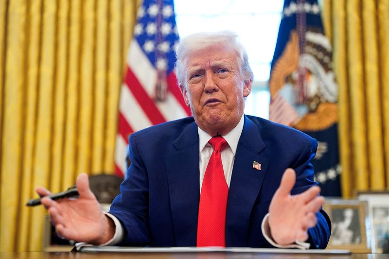 &copy; Reuters. Presidente dos EUA, Donald Trump, fala enquanto assina decretos no Salão Oval da Casa Branca, em Washingtonn09/04/2025nREUTERS/Nathan Howard