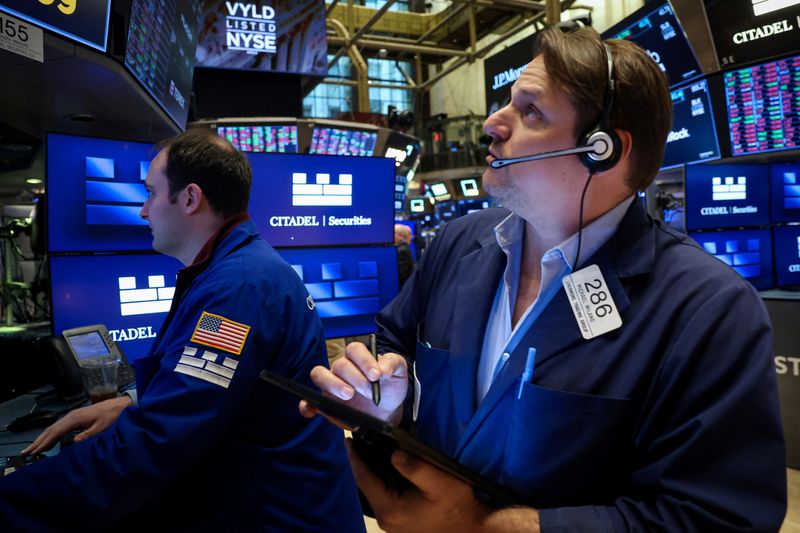 &copy; Reuters. Operadores na bolsa de Nova Yorkn20/03/2025.  REUTERS/Brendan McDermid/File Photo
