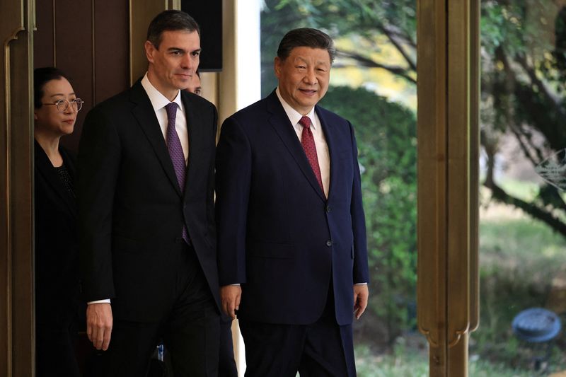 &copy; Reuters. Xi Jinping e Pedro Sánchez em Pequimn 11/4//2025    ANDRES MARTINEZ CASARES/Pool via REUTERS