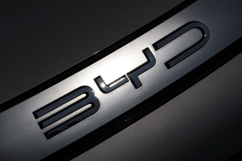 &copy; Reuters. Logo da BYD em carro em concessionária da marca em Nantes, na Françan27/03/2025 REUTERS/Stephane Mahe