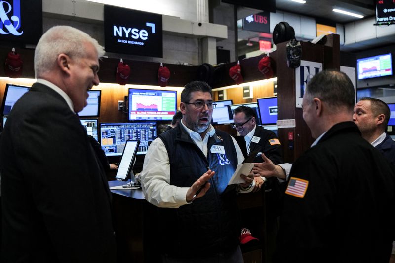 &copy; Reuters. Operadores na bolsa de Nova Yorkn10/04/2025. REUTERS/Jeenah Moon