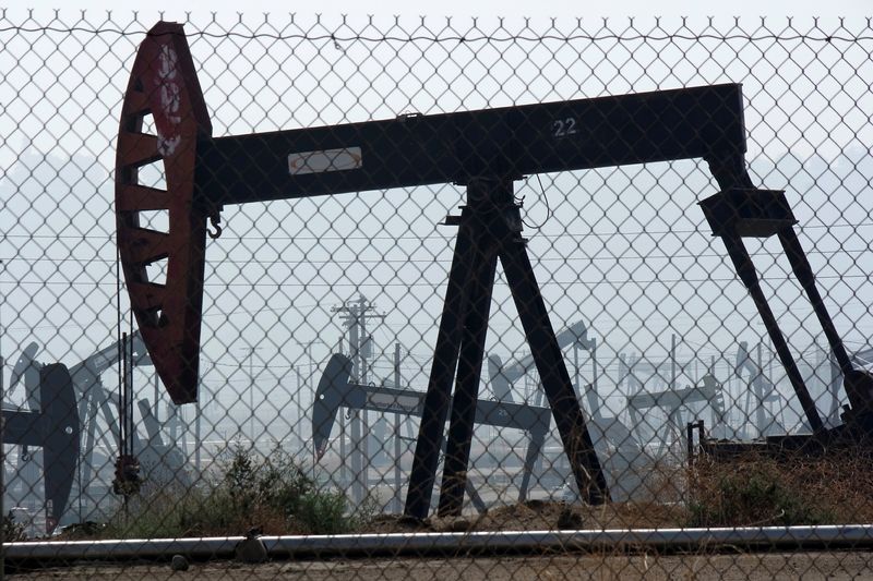 &copy; Reuters. Bombas de petróleo no campo de petróleo de Kern River, em Bakersfield, Califórnian09/11/2014nREUTERS/Jonathan Alcorn