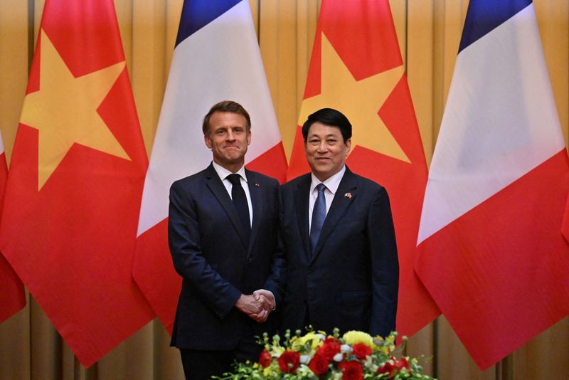 &copy; Reuters. Emmanuel Macron e Luong Cuong em Hanói n 26/5/2025    NHAC NGUYEN/Pool via REUTERS