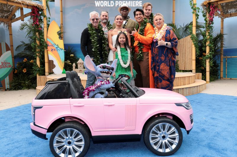&copy; Reuters. Chris Sanders, Billy Magnussen, Zach Galifianakis, Maia Kealoha, Sydney Agudong, Courtney B. Vance, Kaipo Dudoit, Amy Hill e Stitch na estreia do filme "Lilo & Stitch" em Los Angeles, Califórnia, EUAn17/05/2025nREUTERS/Mario Anzuoni