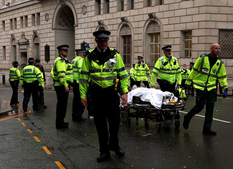 &copy; Reuters. Polícia britânica carrega ferido uma maca após carro atropelar multidão de torcedores de futebol em Liverpool n26/05/2025nLee Smith /REUTERS