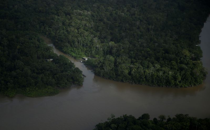 &copy; Reuters. Casas na beira de rios perto da Foz do Amazonas, no Amapán31/03/2017nREUTERS/Ricardo Moraes