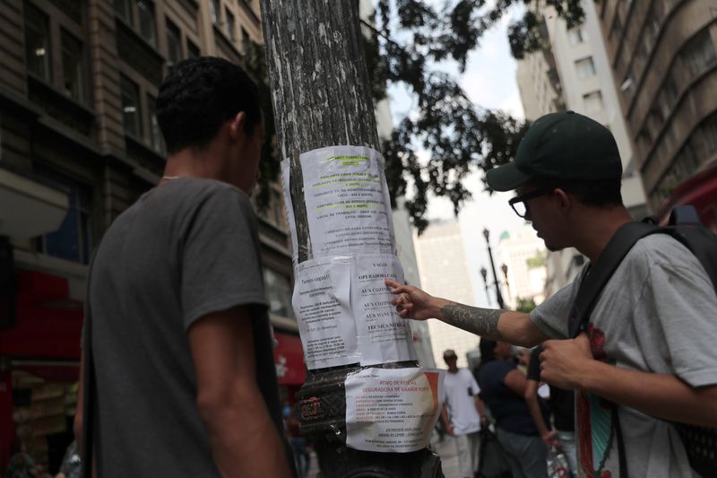 &copy; Reuters. Pessoas olham lista de oferta de empregos no centro de São Paulon24/04/2019nREUTERS/Amanda Perobelli