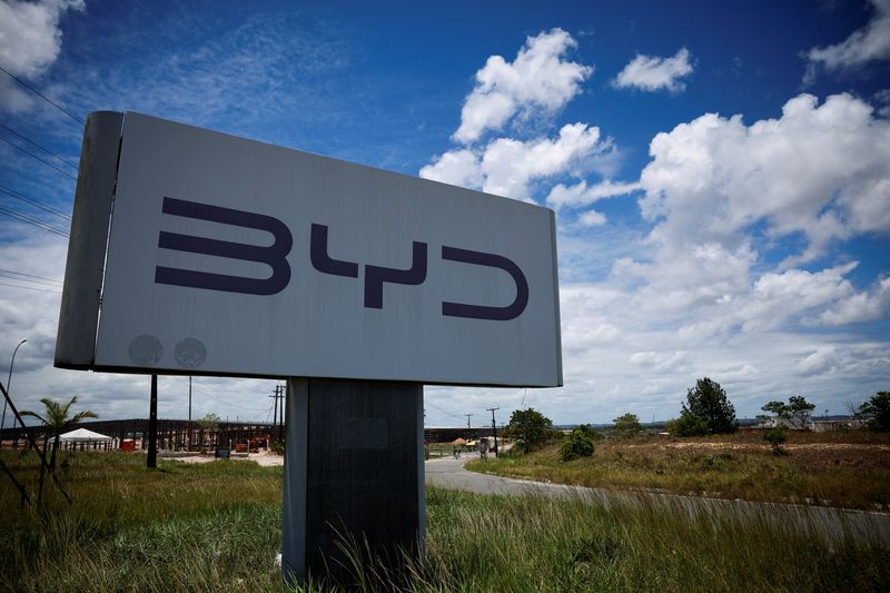 &copy; Reuters. Placa da BYD no local da fábrica da empresa em Camaçari, na Bahian17/11/2024nREUTERS/Adriano Machado