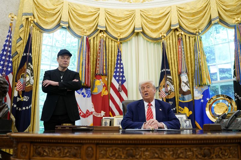 &copy; Reuters. O presidente dos Estados Unidos, Donald Trump, e Elon Musk à sua direita no Salão Oval da Casa Brancan30/05/2025nREUTERS/Nathan Howard
