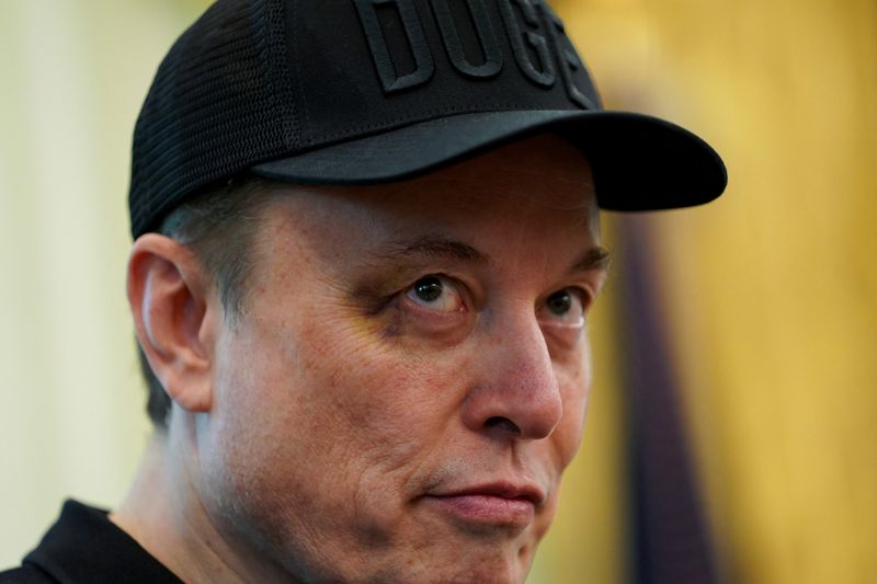&copy; Reuters. Elon Musk é visto com o olho machucado em entrevista coletiva com o presidente dos EUA, Donald Trump, no Salão Oval da Casa Branca em Washington, D.C., EUAn30/05/2025nREUTERS/Nathan Howard