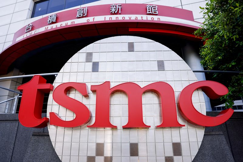 &copy; Reuters. Logo da TSMC em edifício de Hsinchu, em Taiwann15/04/2025nREUTERS/Ann Wang