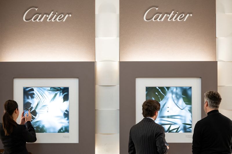 &copy; Reuters. Visitantes olham modelos de relógios em estande da Cartier em exposição em Genebra, na Suíçan09/04/2024nREUTERS/Pierre Albouy