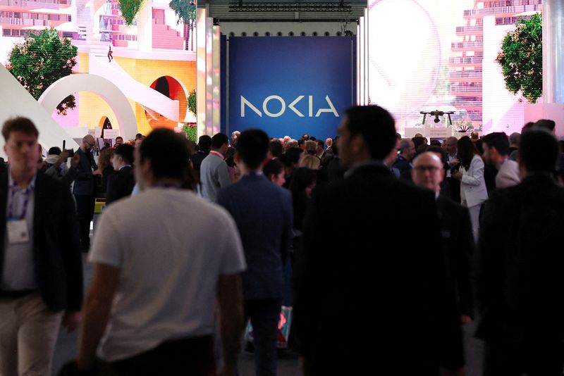 &copy; Reuters. Pessoas caminham perto do estande da Nokia enquanto participam do Mobile World Congress (MWC) em Barcelona, Espanha, em 27 de fevereiro de 2024. REUTERS/Bruna Casas