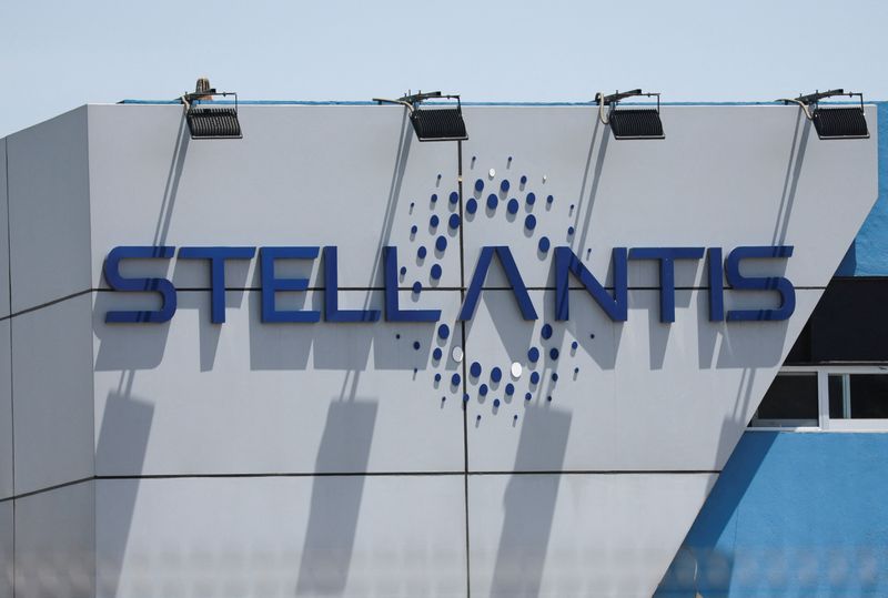 &copy; Reuters. Stellantis logo is pictured at one of its assembly plants following a company's announcement saying it will pause production there, in Toluca, state of Mexico, Mexico April 4, 2025. REUTERS/Henry Romero