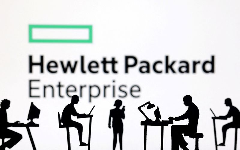 &copy; Reuters. Figuras com computadores e smartphones são vistos em frente ao logotipo da Hewlett Packard Enterprise nesta ilustração tirada em 19 de fevereiro de 2024. REUTERS/Dado Ruvic