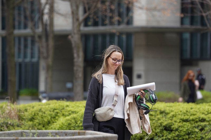 &copy; Reuters. FILE PHOTO: A woman, who worked at the U.S. Department of Education leaves the Sam Nunn Atlanta Federal Center, after the U.S. President Donald Trump administration began mass layoffs of thousands of employees, in Atlanta, Georgia, U.S. April 2, 2025. REU