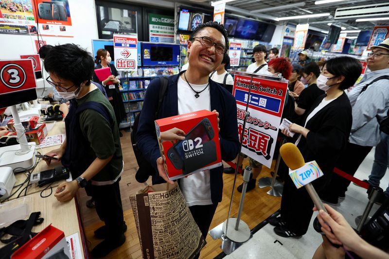 &copy; Reuters. Cliente em loja no Japão após receber Switch 2.nREUTERS/Issei Kato