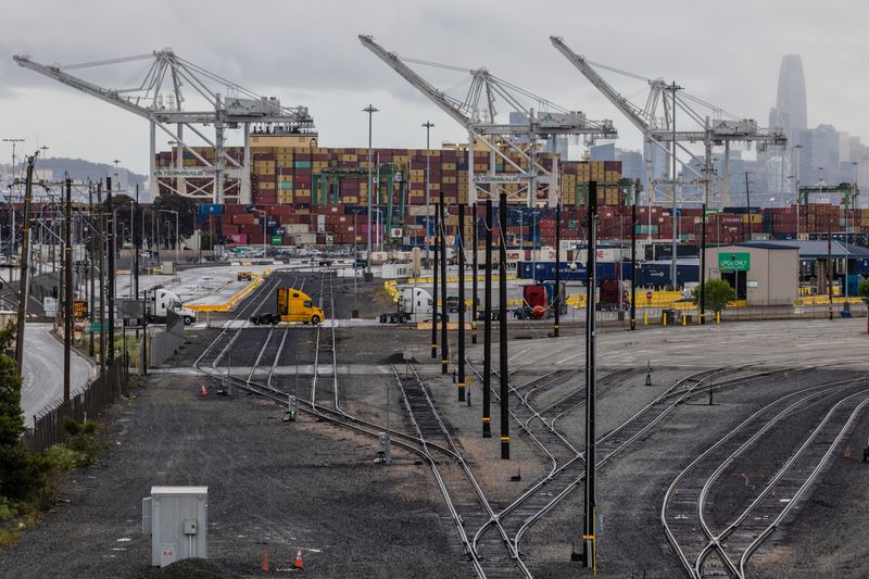&copy; Reuters. Shipping containers are seen at the port of Oakland, as trade tensions continued over U.S. tariffs with China, in Oakland, California, U.S., May 12, 2025. REUTERS/Carlos Barria/File Photo