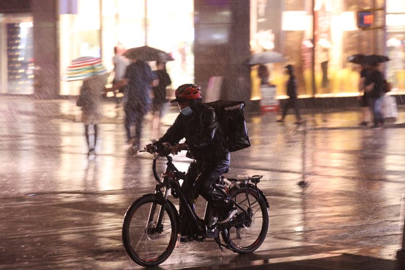 &copy; Reuters. Entregador sob chuva em Manhattann23/09/2021nREUTERS/Angus Mordant