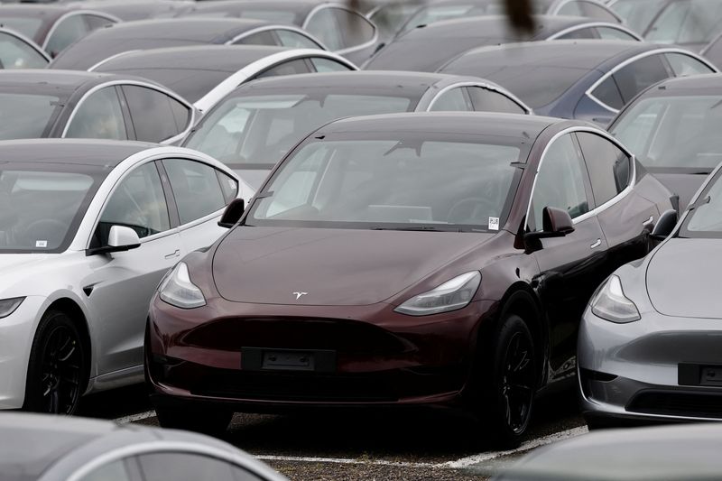 &copy; Reuters. Veículos da Tesla estacionados em centro em Valenton, perto de Paris, Françan24/4/2025 REUTERS/Benoit Tessier/Arquivo