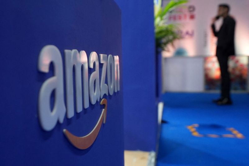 &copy; Reuters. Participante de evento de varejo em Mumbai, na Índia, parado próximo a estande da Amazonn27/2/2025 REUTERS/Hemanshi Kamani/Arquivo