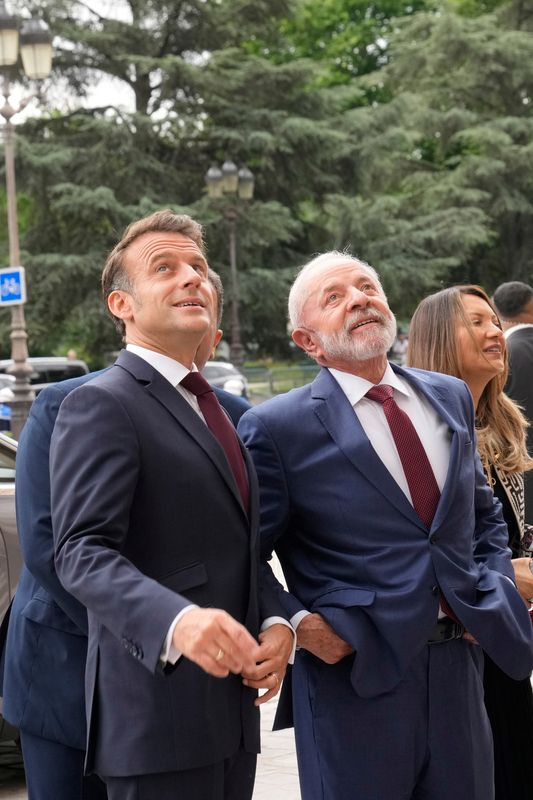 &copy; Reuters. Presidente Lula ao lado do presidente francês Emmanuel Macron em visita à Françan06/06/2025   Michel Euler/Pool via REUTERS