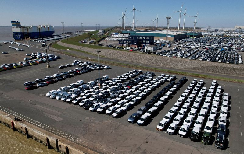 &copy; Reuters. Auto del Gruppo Volkswagen per l'esportazione negli Stati Uniti presso il porto di Emden, vicino all'estuario del fiume Ems che sfocia nel Mare del Nord, a Emden, Germania, 2 aprile 2025. REUTERS/Erol Dogrudogan