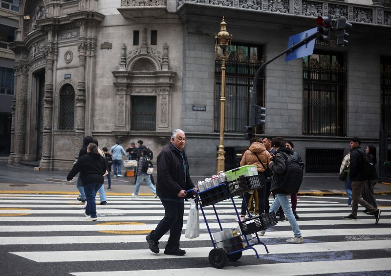Mercados argentinos despencam após derrota pesada do governo Milei em eleições legislativas em Buenos Aires