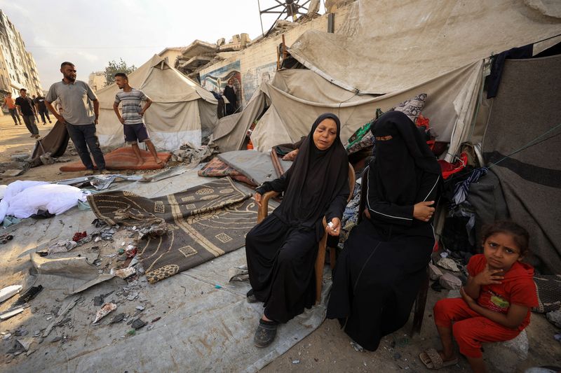 Some tents enter Gaza but Red Cross says enclave needs many more