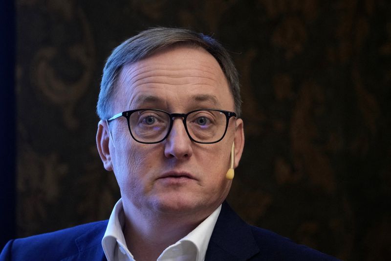 ECB policymakers keep rate options open amid uncertain outlook