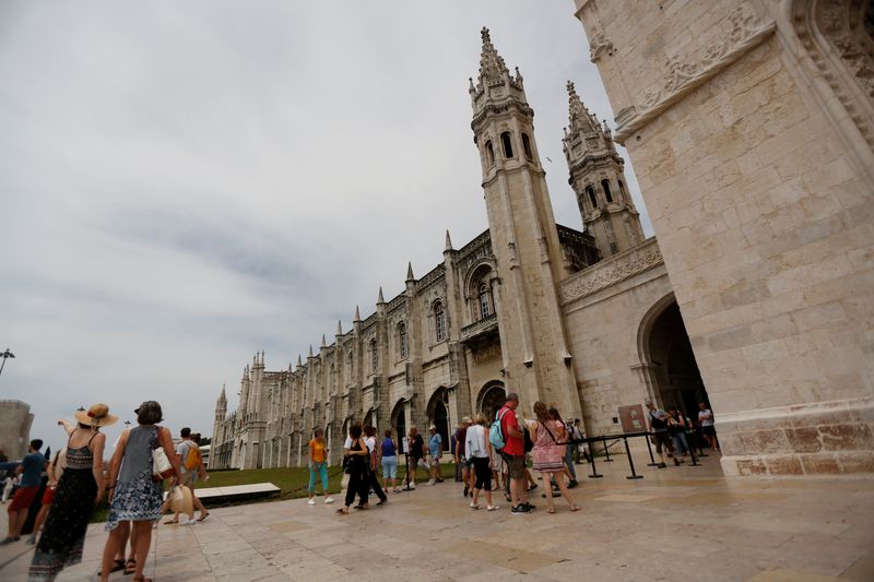 Fitch lifts Portugal to ’A’ on fiscal strength, external deleveraging