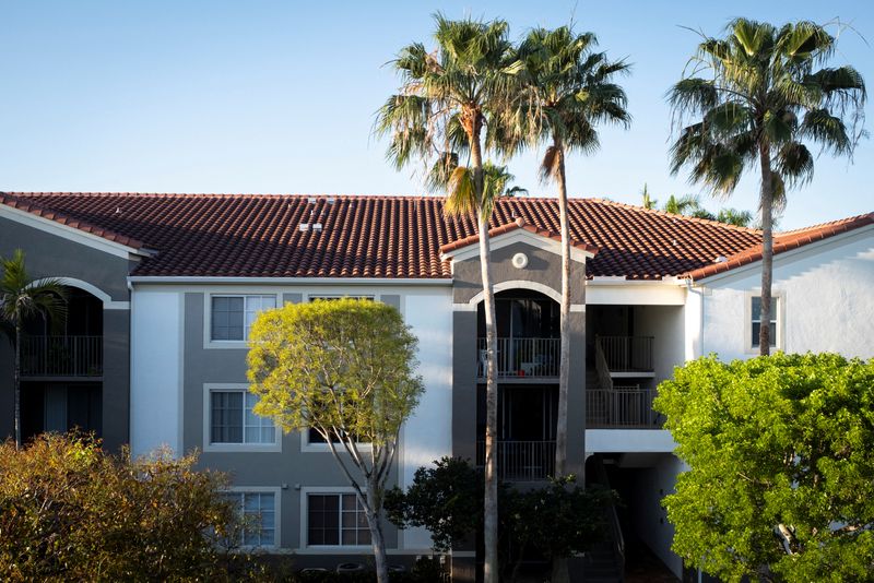 US single-family housing starts approach 2-1/2-year lows amid excess supply