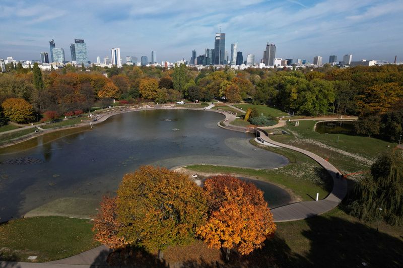 Moody's Downgrades Poland's Outlook Amid Rising Budget Risks and Political Tensions