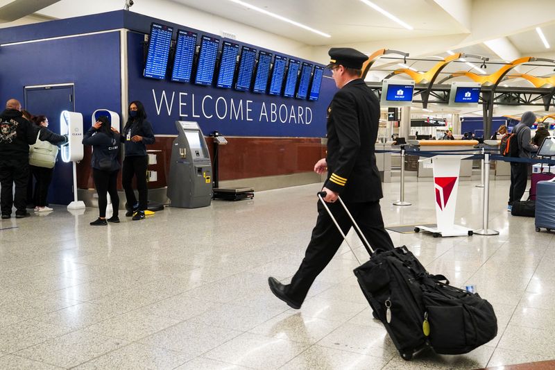 Key US senator urges Trump to back older retirement age for pilots