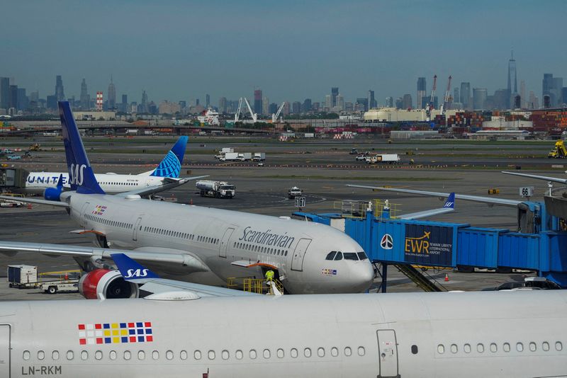 FAA extends significant flight cuts at Newark through October 2026