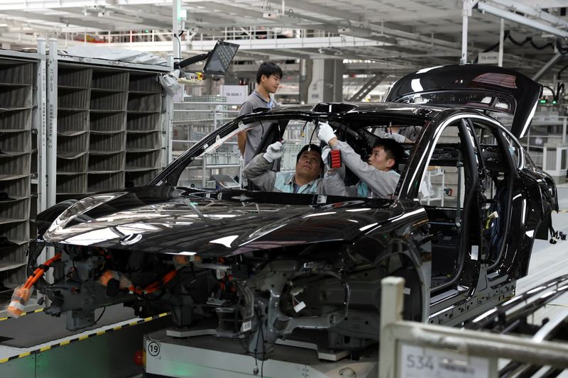 China's industrial profits rise 0.9% in January-August