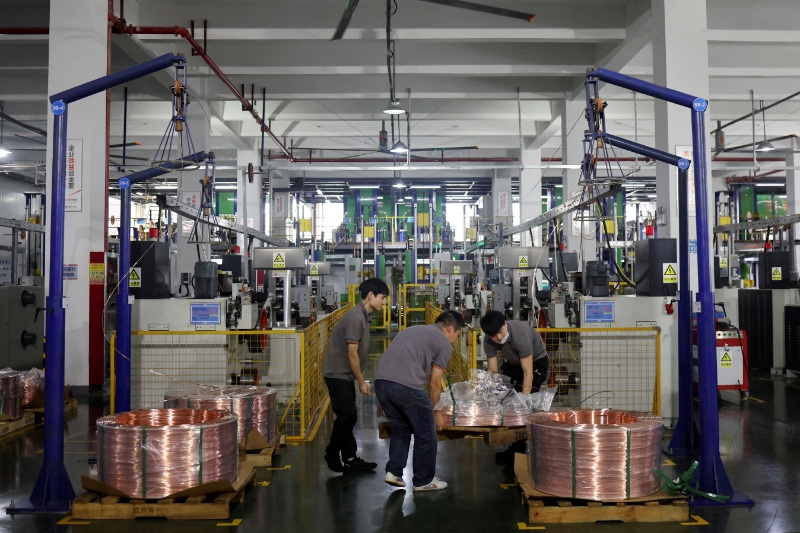 Atividade industrial da China encolhe de novo enquanto empresas aguardam estímulo e acordo comercial com os EUA