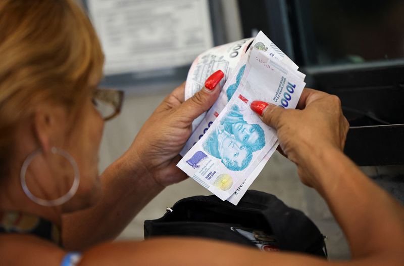 Argentine Treasury struggles to contain peso slide, awaits US support
